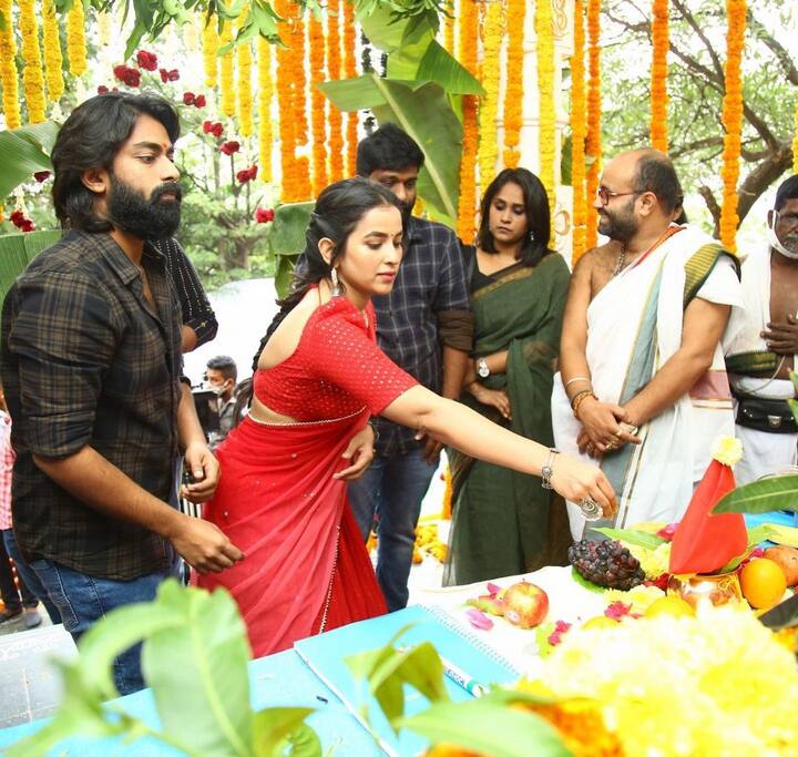 కోమలీ ప్రసాద్ కథానాయికగా ఈ రోజు కొత్త సినిమా 'శశివదనే' ప్రారంభమైంది. అందులో రక్షిత్ హీరో. ఆ సినిమా పూజా కార్యక్రమాల్లో కోమలీ ప్రసాద్. (Image Credit/ Komalee Prasad)