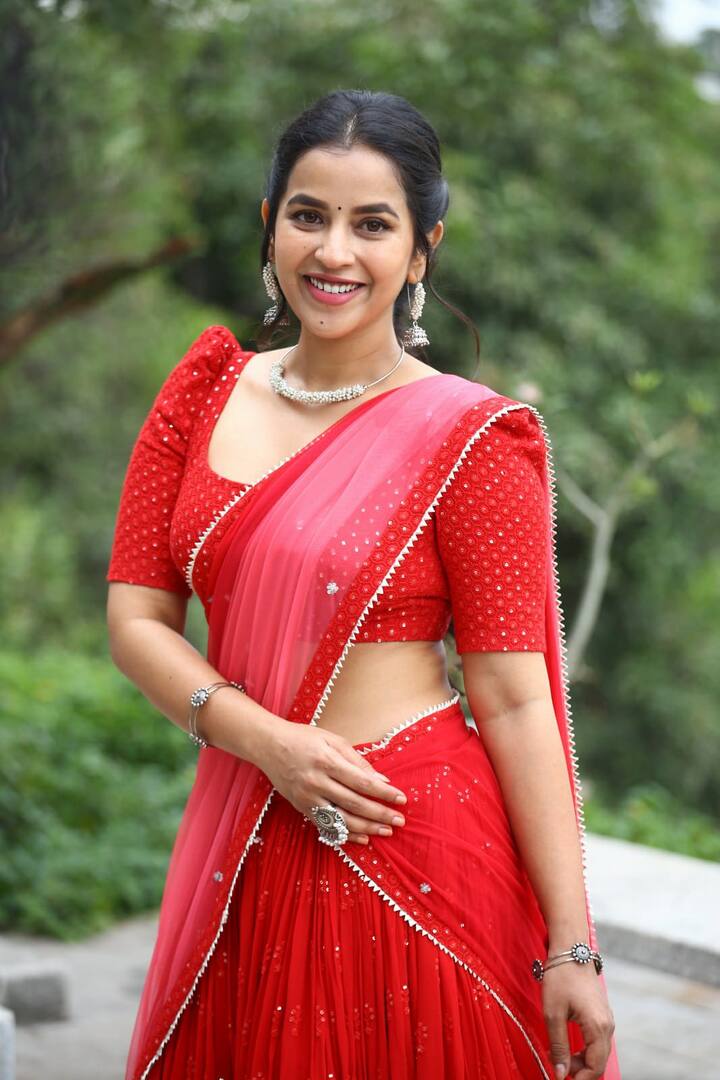కొత్త సినిమా ప్రారంభోత్సవంలో ఈ విధంగా మెరిసింది. Image Credit/ Komalee Prasad)