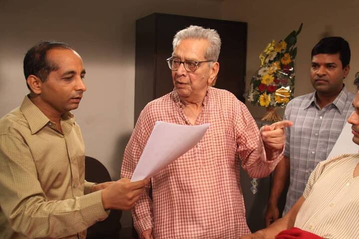 'नटसम्राट' नाटकात त्यांनी गणपत बेलवलकरांची भूमिका केली होती. इतकंच नाही तर हे पात्र इतकं अवघड मानलं गेलं की हे पात्र साकारणारे अनेक कलाकार गंभीर आजारी पडले. त्याचवेळी नटसम्राटच्या या पात्रानंतर डॉक्टर लागू यांनाही हृदयविकाराचा झटका आला होता. (photo: maheshtilekar/ig)