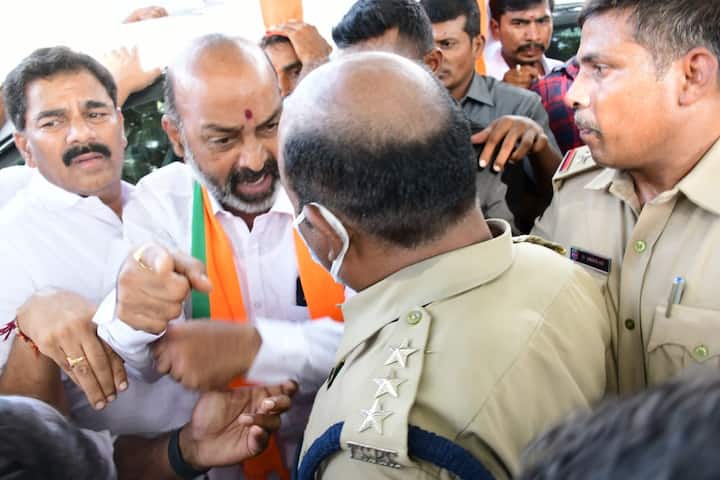 బీజేపీ కార్యకర్తలపై లాఠీఛార్జ్ చేయడంపై ఆ పార్టీ రాష్ట్ర అధ్యక్షుడు బండి సంజయ్ ఆగ్రహం