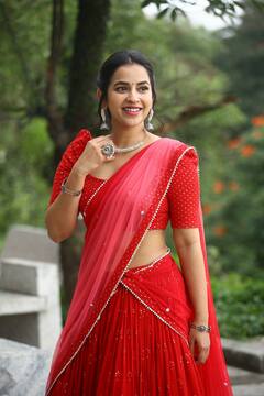 Komalee Prasad: అందాల జాబిలి... ఓ కోమలి