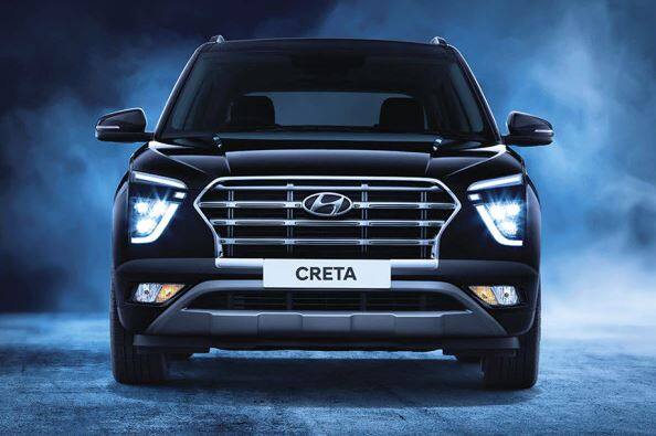 Hyundai Creta 2022 ਨੂੰ ਇੱਕ ਨਵੀਂ ਪੈਰਾਮੀਟ੍ਰਿਕ ਜਵੇਲ ਗ੍ਰਿਲ ਮਿਲਦੀ ਹੈ, ਜਿੱਥੇ DRLs ਦੇ ਨਾਲ LEDs ਸ਼ਾਮਲ ਹੁੰਦੇ ਹਨ। ਹੁੰਡਈ ਕ੍ਰੇਟਾ 2022 ਦੀ ਦਿੱਖ 'ਤੇ ਆਉਂਦੇ ਹੋਏ, ਇਸ ਨੂੰ ਆਇਤਾਕਾਰ LED ਹੈੱਡਲੈਂਪਸ, ਪਤਲੇ ਏਅਰ ਇਨਲੇਟਸ ਦੇ ਨਾਲ ਸੰਸ਼ੋਧਿਤ ਬੰਪਰ, ਸਿਲਵਰ ਰੰਗ ਦੀਆਂ ਫੌਕਸ ਸਕਿਡ ਪਲੇਟਾਂ ਤੇ ਮੁੜ ਡਿਜ਼ਾਈਨ ਕੀਤੀ ਫਾਗ ਲੈਂਪ ਅਸੈਂਬਲੀ ਮਿਲਦੀ ਹੈ। ਇਸ ਦੇ ਨਾਲ ਹੀ ਇਸ ਦੇ ਸਾਈਡ ਪ੍ਰੋਫਾਈਲ 'ਚ ਪੁਰਾਣੇ ਵਰਜ਼ਨ ਦੀ ਤਰ੍ਹਾਂ ਕੋਈ ਬਦਲਾਅ ਨਹੀਂ ਕੀਤਾ ਗਿਆ ਹੈ।
