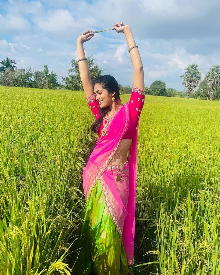 మహర్షి సినిమాలో మహేష్ బాబుతో ఓ చిన్న సన్నివేశంలో కనిపిస్తుంది. చిన్న చిన్న పాత్రలకే పరిమితమైన దివికి బిగ్ బాస్ గుర్తింపునిచ్చింది. (Image credit: Instagram)