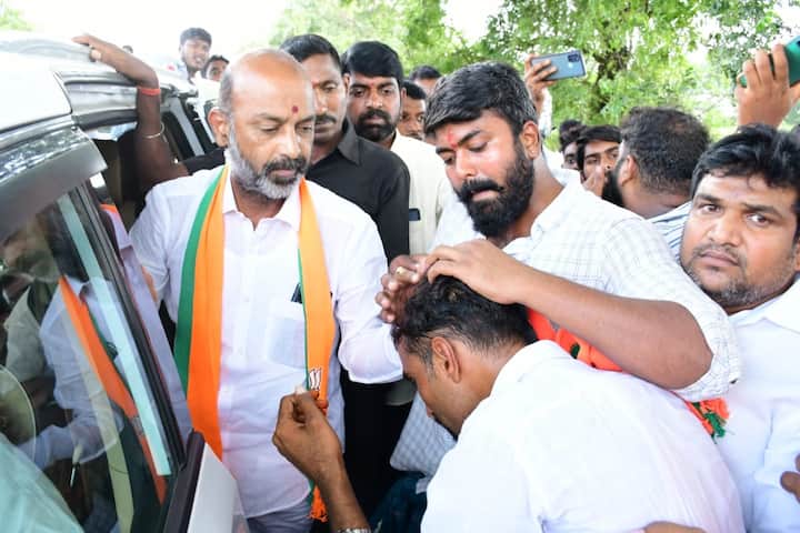 గాయపడిన బీజేపీ కార్యకర్తకు బండి సంజయ్ పరామర్శ