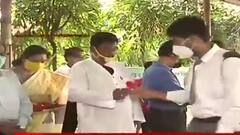 School Reopen: শাঁখ বাজিয়ে পড়ুয়াদের বরণ যোধপুর পার্ক বয়েজ হাইস্কুলে| Bangla News