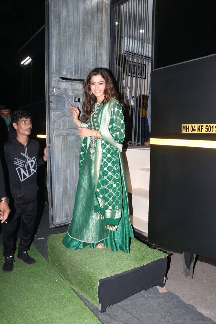 अभिनेत्री रश्मिका मंदाना इन दिनों वर्कफ्रंट में काफी बिजी हैं और अपनी आने वाली फिल्मों का प्रमोशन कर रही हैं. इसी सिलसिले में उन्हें स्पॉट किया गया.