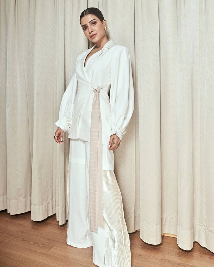 టాలీవుడ్  స్టార్ హీరోయిన్ సమంత సోషల్ మీడియాలో చాలా యాక్టివ్ గా ఉంటుంది. ఎప్పటికప్పుడు లేటెస్ట్ ఫొటోస్ షేర్ చేస్తుంటుంది.  సామ్ తాజాగా షేర్ చేసిన బ్యూటిఫుల్ ఫొటోస్ వైరల్ అవుతున్నాయి. ( Image Credit/ Samantha Instagram)