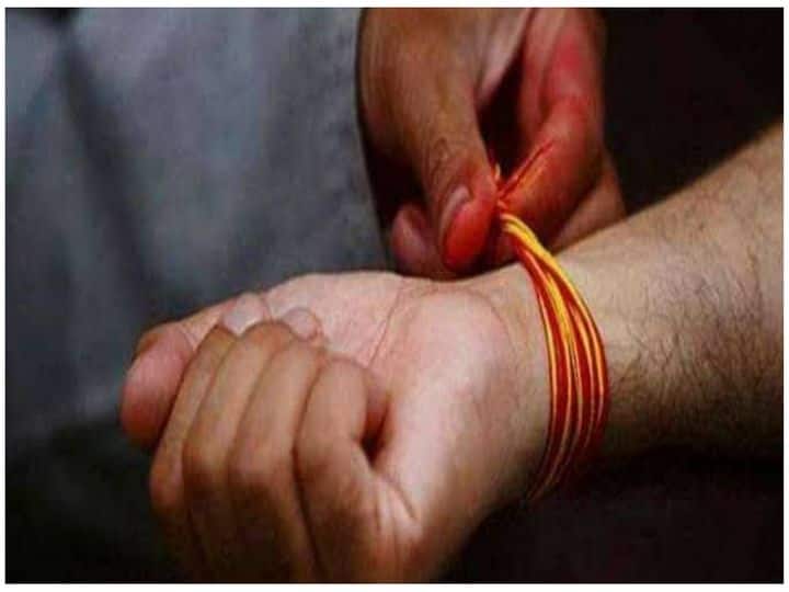 Secret Of Tying Kalava: पूजा के समय बंधने वाला कलावा जानें किस हाथ में बांधना होता है शुभ, सिर्फ इस दिन ही बदल सकते हैं मौली mauli should be changed only in these days know important rules for tie kalawa Secret Of Tying Kalava: पूजा के समय बंधने वाला कलावा जानें किस हाथ में बांधना होता है शुभ, सिर्फ इस दिन ही बदल सकते हैं मौली