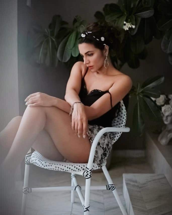 शमा सिकंदर ने अपनी ये लेटेस्ट तस्वीरें फैंस के साथ शेयर की हैं जो कि मिनटों में वायरल हो गई थीं. शमा के इस लुक को देखने के बाद हर कोई उनके ट्रांसफॉर्मेशन पर बात कर रहा है. दरअसल, शमा की पुरानी तस्वीरों को देखने के बाद उन्हें कोई पहचान तक नहीं पाता है.