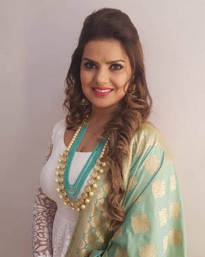 पवन सिंह के साथ कई सुपरहिट भोजपुरी फिल्मों में काम कर चुकीं स्वीटी छाबरा 31 साल से अधिक की हैं. स्वीटी भी अब तक अनमैरिड हैं.