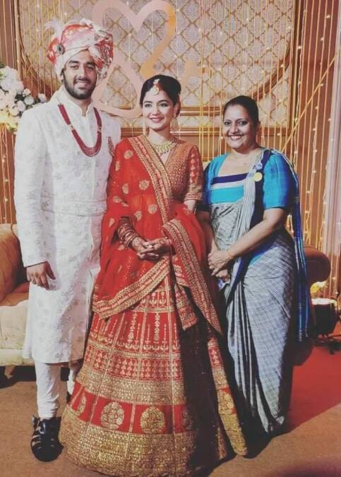 Vishal Vashishtha opted for a golden-white sherwani on his wedding day. He completed his look with a red coloured turban.