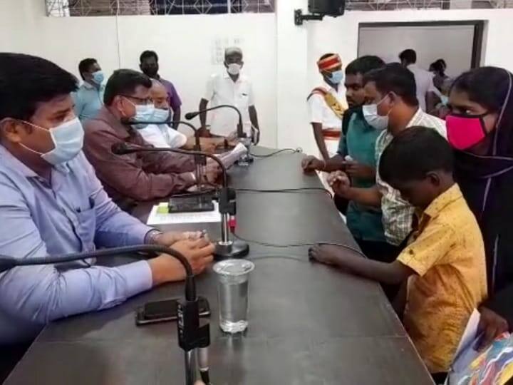 மனு வாங்குவதில் அலட்சியம் காட்டிய ஆர்.எம்.ஓ - கரூர் ஆட்சியர் விட்ட டோஸால் அதிகாரிகள் அதிர்ச்சி Karur District Collector Prabhu shankar condemned the RMO for acting negligently மனு வாங்குவதில் அலட்சியம் காட்டிய ஆர்.எம்.ஓ - கரூர் ஆட்சியர் விட்ட டோஸால் அதிகாரிகள் அதிர்ச்சி