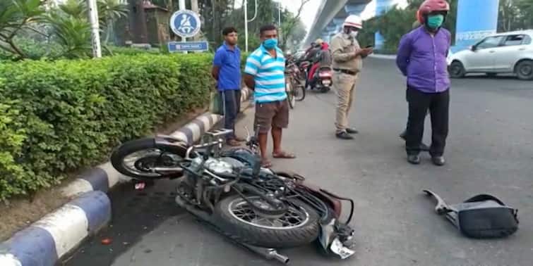 Kolkata Chingrighata road accident one person dead as truck thrust bike Chingrighata: চিংড়িঘাটায় মর্মান্তিক দুর্ঘটনা, ট্রাকের ধাক্কায় রাস্তায় ছিটকে পড়ে মৃত্যু যুবকের
