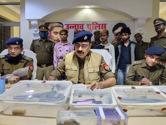 UP Crime News: उन्नाव पुलिस ने लाखों के चोरी के सामान के साथ 3 चोरों को किया गिफ्तार, कई घटनाओं का किया खुलासा UP Crime News: उन्नाव पुलिस ने लाखों के चोरी के सामान के साथ 3 चोरों को किया गिफ्तार, कई घटनाओं का किया खुलासा