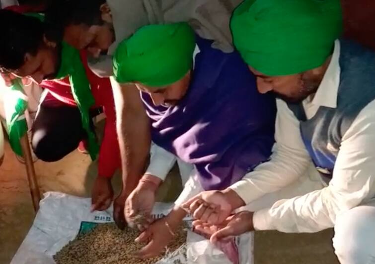 Farmers raid warehouse in midnight, seize large quantity of fake DAP fertilizer ਕਿਸਾਨਾਂ ਨੇ ਅੱਧੀ ਰਾਤ ਮਾਰਿਆ ਗੋਦਾਮ 'ਤੇ ਛਾਪਾ, ਵੱਡੀ ਮਾਤਰਾ 'ਚ ਫੜੀ ਨਕਲੀ ਡੀਏਪੀ ਖਾਦ