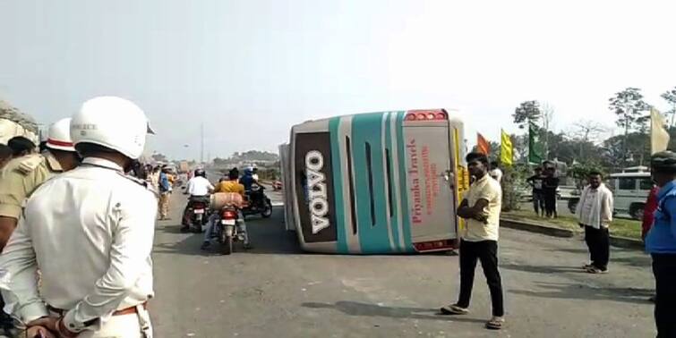 Malda English Bazaar a bus lost control and overturned Malda: মালদা ইংলিশ বাজারে নিয়ন্ত্রণ হারিয়ে উল্টে গেল বাস, আহত কয়েকজন যাত্রী