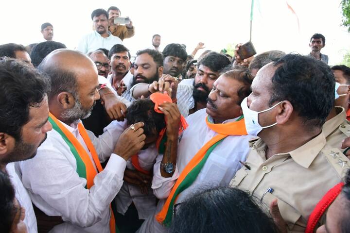 పోలీసులకు కార్యకర్తల గాయాలను చూపిస్తున్న బండి సంజయ్