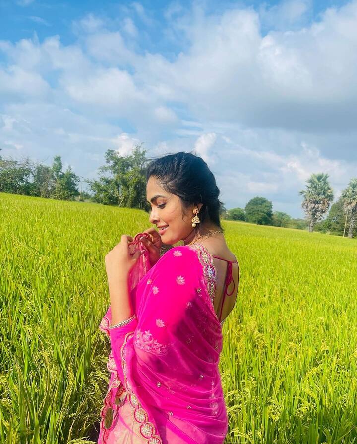 బిగ్ బాస్ నుంచి సెలెబ్రిటీగా బయటికి వచ్చిన దివి వెబ్ సిరీస్ లు, సినిమా షూటింగ్ లతో బిజీగా మారింది. (Image credit: Instagram)