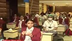 WB School Reopen: নেই সেই কাড়াকাড়ি, নয়া বিধিতে ক্লাসে বসেই টিফিন পড়ুয়াদের| Bangla News