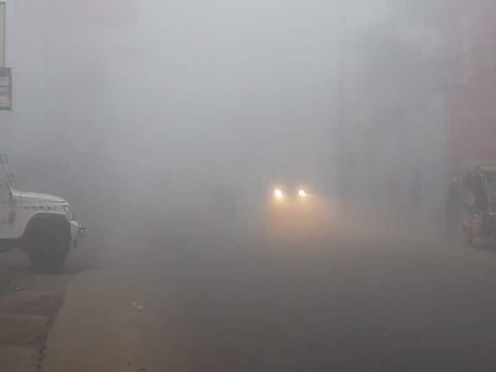 সকাল থেকে বাঁকুড়া ঘন কুয়াশার চাদরে ঢাকা।
