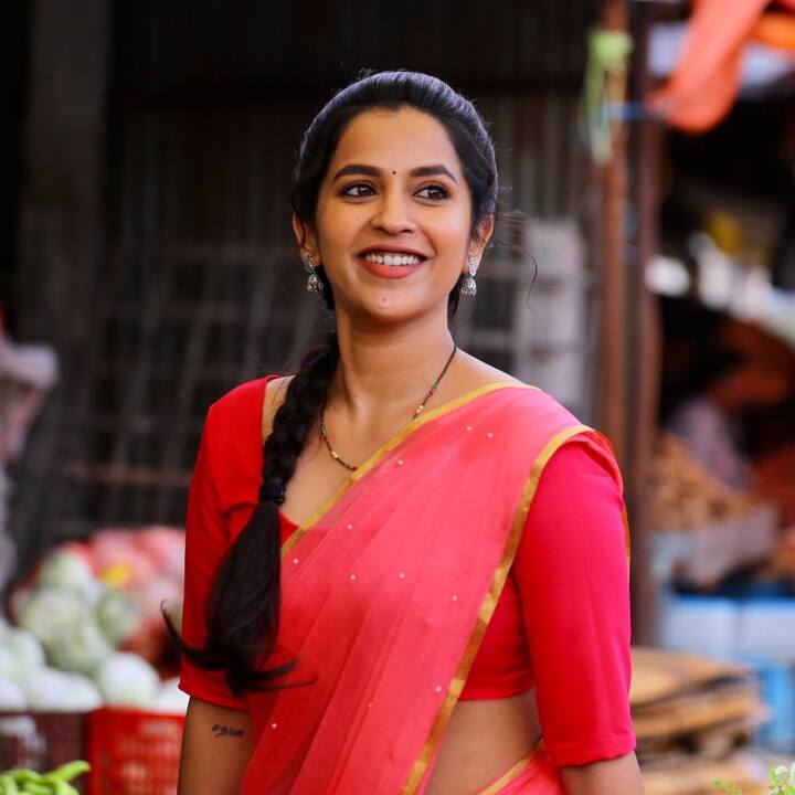 కోమలీ ప్రసాద్ మోడ్రన్ డ్రస్సుల్లోనూ కనిపిస్తారు. ఇదిగో ఇలా పదహారణాల తెలుగు అమ్మాయిలానూ కనిపిస్తారు. (Image Credit/ Komalee Prasad)