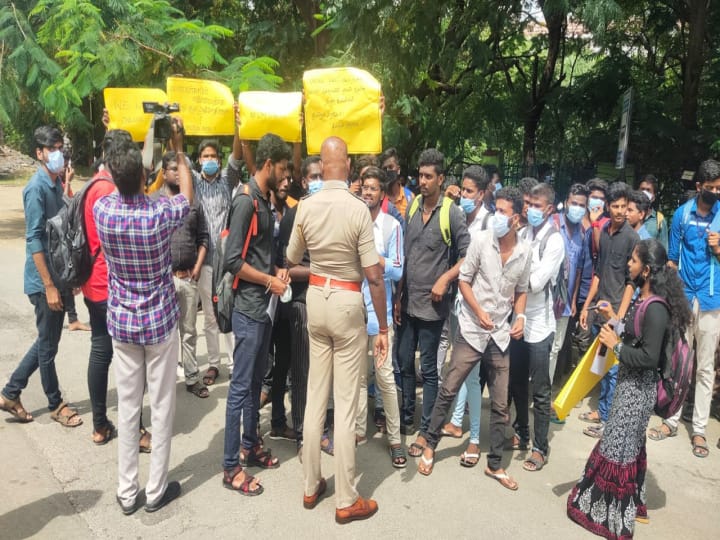 Vellore: Protest for students seeking to conduct semester exams online only வேலூர்: ஆன்லைன் மூலம் மட்டுமே செமஸ்டர் தேர்வுகளை நடத்த கோரி மாணவர்கள் போராட்டம்