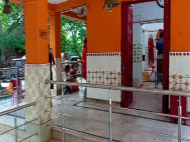 বড় রাস্তা থেকে ঢালুপথে খানিকটা ঢুকে এলেই কঙ্কালী মায়ের মন্দির। আড়ম্বরহীন মন্দির চত্বর।