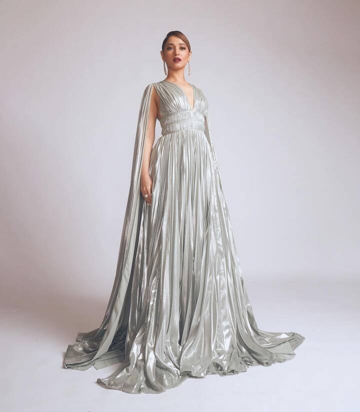 వెండి రంగు లాంగ్ ఫ్రాక్ లో యువరాణిలా హొయలు పోతోంది.  (Image credit: Instagram)