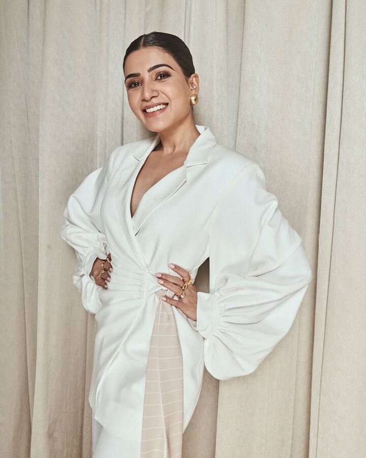 రీసెంట్ గా   'ఫ్యామిలీ మ్యాన్-2' వెబ్ సిరీస్ తో ఉత్తరాది ప్రేక్షకులను కూడా ఆకట్టుకున్న సామ్ ఆ తర్వాత కెరీర్ పై మరింత కాన్సన్ ట్రేషన్ పెంచింది. చైతూతో విడిపోయిన తర్వాత ఇప్పటికే రెండు బైలింగ్వల్ ప్రాజెక్టులు ప్రకటించింది. అందులో ఒకటి రొమాంటిక్ ఫాంటసీ కాగా మరొకటి థ్రిల్లర్ అని తెలుస్తోంది. అలానే గుణశేఖర్ దర్శకత్వంలో 'శాకుంతలం' సినిమా విడుదలకు సిద్ధంగా ఉంది. త్వరలోనే సామ్ బాలీవుడ్ ఎంట్రీ కూడా ఉండబోతోందని వార్తలు వినిపిస్తున్నాయి.  ( Image Credit/ Samantha Instagram)