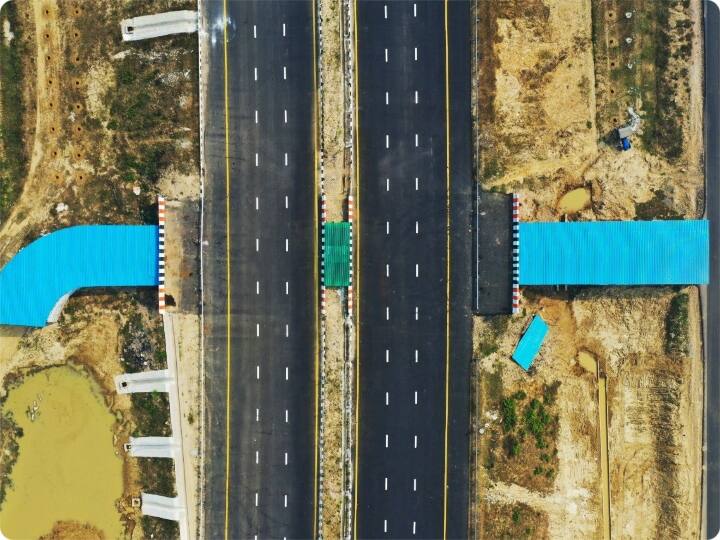 अपर मुख्य सचिव गृह अवनीश अवस्थी ने बताया कि एक्सप्रेस-वे की डिजाइन स्पीड 120 किलोमीटर प्रति घंटा है लेकिन इसकी निर्धारित स्पीड 100 किलोमीटर प्रति घंटा तय की गई है.