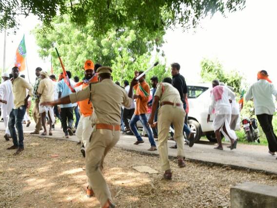 In Pics: బండి సంజయ్ పర్యటనలో ఉద్రిక్తత In Pics: బండి సంజయ్ పర్యటనలో ఉద్రిక్తత