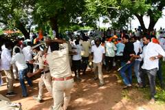 In Pics: బండి సంజయ్ పర్యటనలో ఉద్రిక్తత