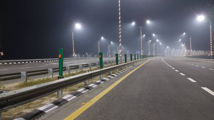 Purvanchal Expressway Inauguration: प्रधानमंत्री नरेंद्र मोदी आज पूर्वांचल एक्सप्रेसवे का उद्घाटन करेंगे. 341 किलोमीटर लंबे इस एक्सप्रेसवे का उद्घाटन करने के लिए प्रधानमंत्री उत्तर प्रदेश के दौरे पर जाएंगे. पीएम मोदी लॉकहिड मार्टिन सी-130 हेरकयूलिस विमान से दोपहर करीब डेढ़ बजे पूर्वांचल एक्सप्रेसवे पर लैंड करेंगे. वहीं इस दौरान पीएम मोदी की अगवानी के लिए प्रदेश के मुख्यमंत्री योगी आदित्यनाथ मौजूद रहेंगे.