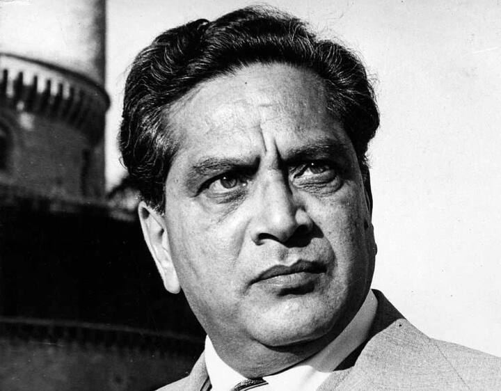 iवयाच्या दोन दशकांहून अधिक काळ औषधोपचारात घालवल्यानंतर, श्रीराम लागू यांनी वयाच्या 42 व्या वर्षी अभिनयाला आपला व्यवसाय बनवला.  १९६९ मध्ये ते पूर्णपणे मराठी रंगभूमीवर आले.