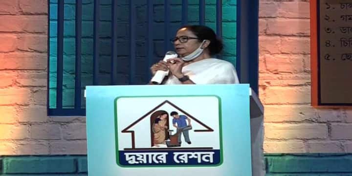 অনুষ্ঠানমঞ্চ থেকে একগুচ্ছ ঘোষণা করলেন তিনি।