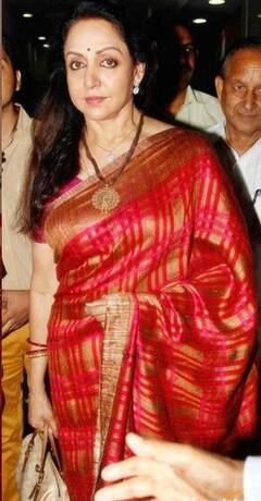 Hema Malini : लाल लिबास में और भी ज्यादा सुंदर दिखती हैं हेमा मालिनी, देखें 'ड्रीमगर्ल' के ये अंदाज