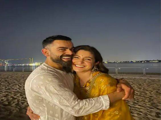 ਅਨੁਸ਼ਕਾ ਸ਼ਰਮਾ ਨੇ ਦੋ ਤਸਵੀਰਾਂ ਸ਼ੇਅਰ ਕੀਤੀਆਂ ਹਨ। ਇਨ੍ਹਾਂ ਦੋਵਾਂ ਤਸਵੀਰਾਂ 'ਚ ਅਨੁਸ਼ਕਾ ਸ਼ਰਮਾ ਸਵੀਮਿੰਗ ਪੂਲ 'ਚ ਨਜ਼ਰ ਆ ਰਹੀ ਹੈ। ਅਨੁਸ਼ਕਾ ਦੀਆਂ ਇਨ੍ਹਾਂ ਤਸਵੀਰਾਂ 'ਤੇ ਕਮੈਂਟ ਕਰਦੇ ਹੋਏ ਕੋਹਲੀ ਨੇ ਦਿਲ ਦਾ ਇਮੋਜੀ ਬਣਾਇਆ ਹੈ।