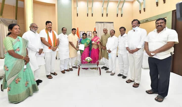 బండి సంజయ్ పర్యటన ఉద్రిక్తతలను గవర్నర్ దృష్టికి తీసుకెళ్లిన బీజేపీ నేతలు