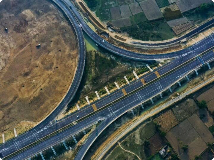 जानकारी के मुताबिक, पीएम मोदी के भाषण के बाद करीब आधे घंटे का एयर शो भी होगा. जिसमें देश के फाइटर जेट अपने देश का दम ख़म दिखायेंगे. एक्सप्रेसवे का उद्घाटन करने के बाद वहां एक जनसभा को भी संबोधित करेंगे. माना जा रहा है कि इस दौरान पीएम मोदी उत्तर प्रदेश सरकार के कार्यों के बारे में जनता को बताएंगे और विपक्षी दलों पर जमकर निशानाा साधेगेंगे. बता दें कि पूर्वांचल एक्सप्रेसवे योगी आदित्यनाथ का मेगा प्रोजेक्ट है.