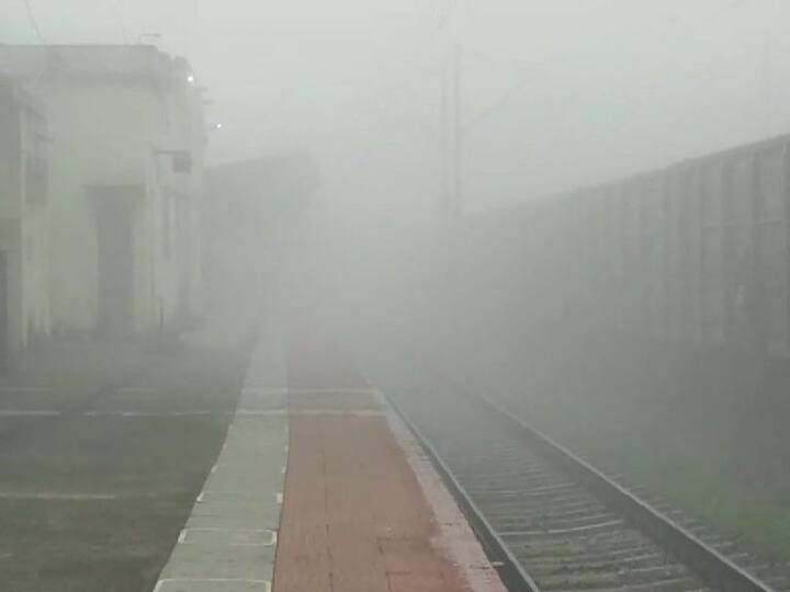 গাড়ি চলে ধীর গতিতে।  ট্রেনও ধীর গতিতে চলে।