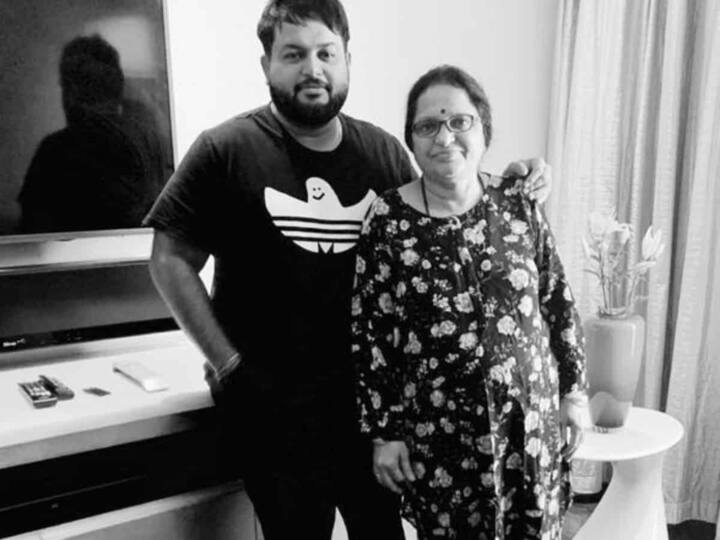 தமனின் தாய் கந்தசாலா சாவித்ரி பிரபல பின்னணி பாடகி ஆவார்.