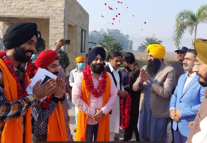 कोरोना के कारण 20 महीने से बंद करतारपुर कॉरिडोर केंद्र सरकार की तरफ से खोल दिया गया है. आज कई ऋद्धालु करतारपुर कॉरिडोर माथा टेकने पहुंचे. 18 नवबंर को पहला जत्था 250 लोगों के साथ जाएगा.