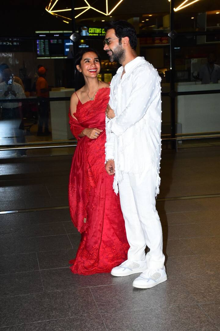 পত্রলেখার লেহঙ্গা ডিজাইন করেছেন যিনি তাঁর শিকড়ও এই বাংলাতেই। তিনি সব্যসাচী মুখোপাধ্যায়।