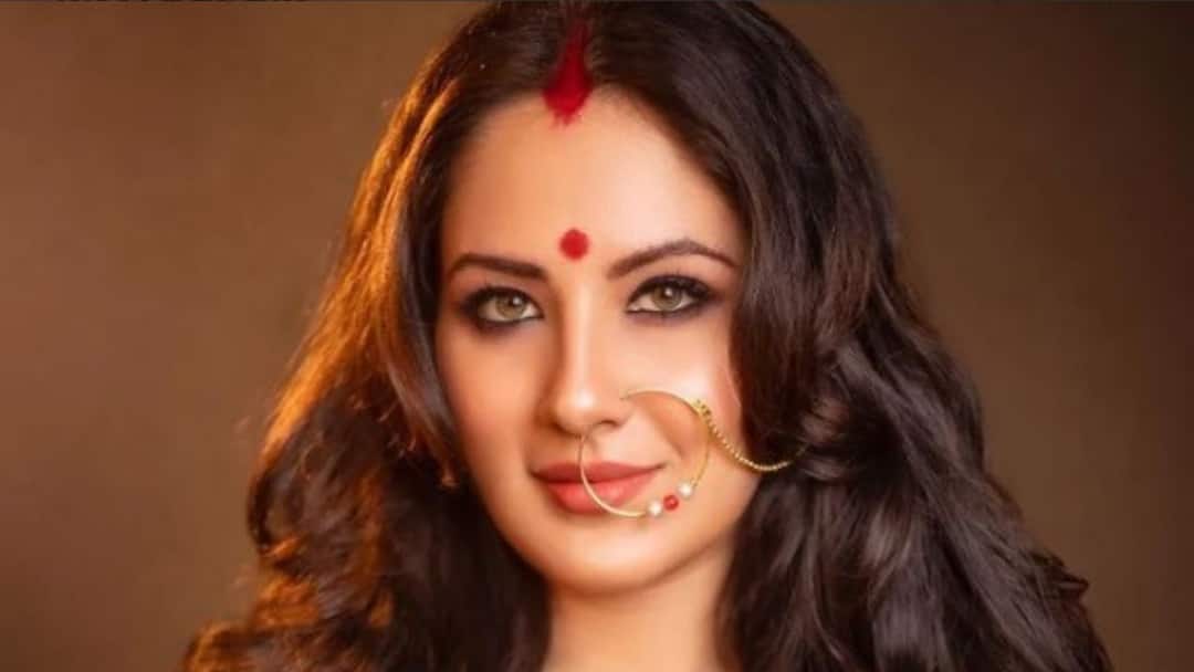 Puja Banerjee Marriage: Actress Puja Banerjee shares glimpse from her wedding Puja Banerjee Marriage: পান পাতায় মুখ ঢেকে পূজার প্রশ্ন, 'কনেকে দেখতে চান?'