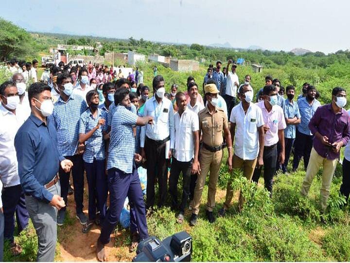 Tirunelveli Collector throws seed ball along with students - 40,000 seed balls thrown மாணவர்களுடன் சேர்ந்து விதைப்பந்து வீசிய நெல்லை ஆட்சியர் - 40,000 விதைப்பந்துகள் வீச்சு