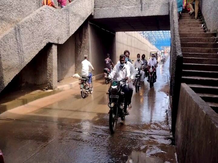 Groundwater level rises in Cuddalore due to continuous rains - Leaking water on railway subway wall கடலூர்: சுரங்கப்பாதை சுவர்களில் இருந்து ஊற்றெடுக்கும் தண்ணீர்