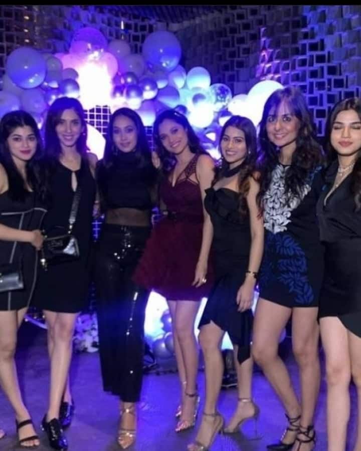 अंकिता का उनकी फ्रेंड्स के साथ ये ग्रुप फोटो बेहद सुंदर लग रहा है.