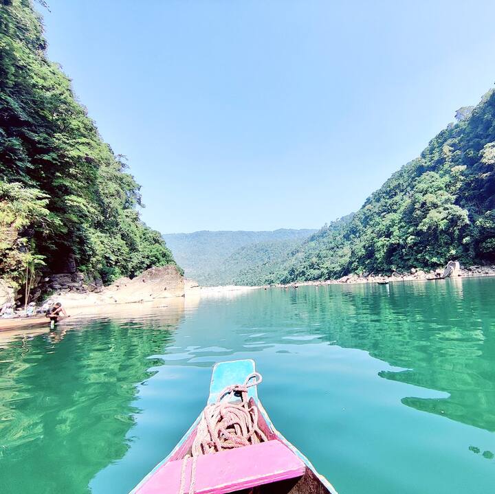 పడవ నీళ్లలో వెళ్తుంటే నది అడుగు భాగంలో ఉన్నది ప్రతిదీ చాలా స్పష్టంగా కనిపిస్తుండడం విశేషం.