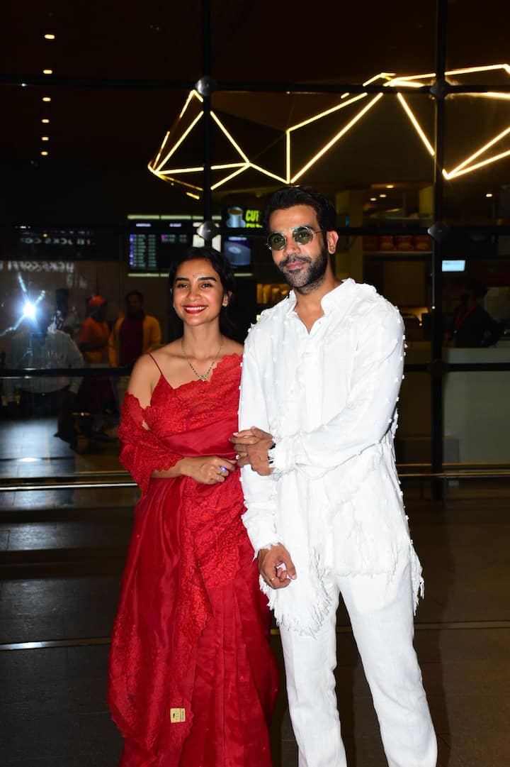 যেমন হাসিখুশি ছিলেন বিয়ের দিন, এদিনও ঠিক একইভাবে ক্যামেরায় ধরা দিলেন দু'জনে।