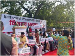 Delhi New Liquor Policy: नई आबकारी नीति के विरोध में दिल्ली BJP का जंतर-मंतर पर विरोध प्रदर्शन, उम्र और समय घटाने का कर रहे हैं विरोध